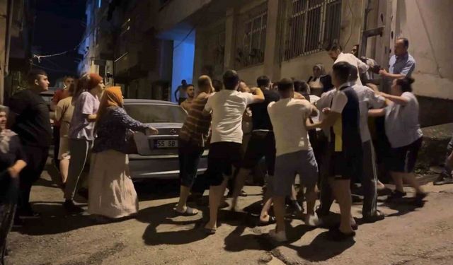 Samsun’da sokak ortasında park yeri kavgası: Tekme ve yumruklarla birbirlerine girdiler