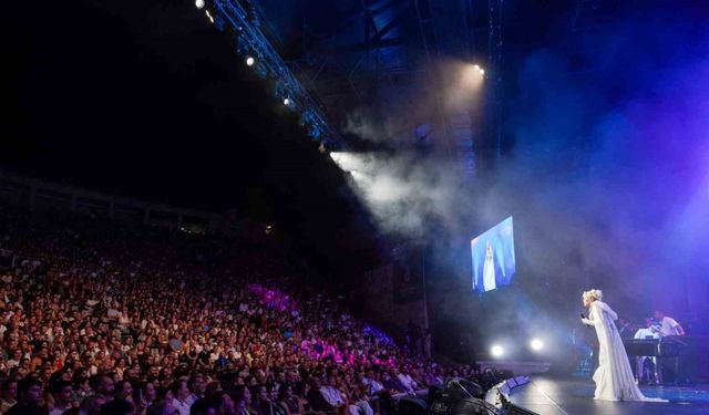 79 yaşındaki Süperstar Ajda Pekkan 3 saat kaldığı sahnede 45 şarkı söyledi