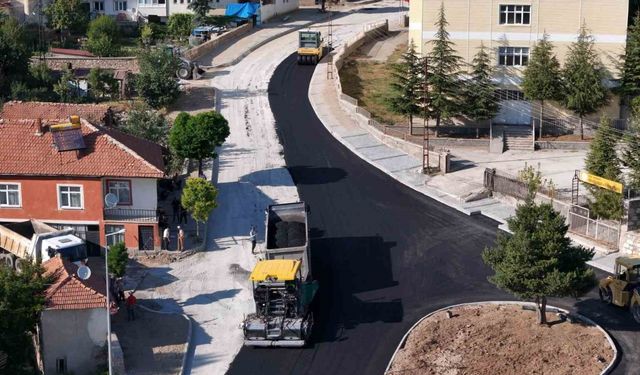 Akdağmadeni Belediyesi son 1 ayda 4 cadde ve bir meydanın sıcak asfalt çalışmasını tamamladı