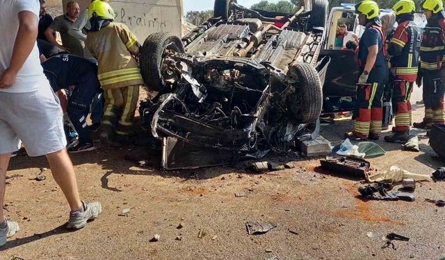 Takla atan otomobilde sıkışan 2 kişiyi itfaiye kurtardı