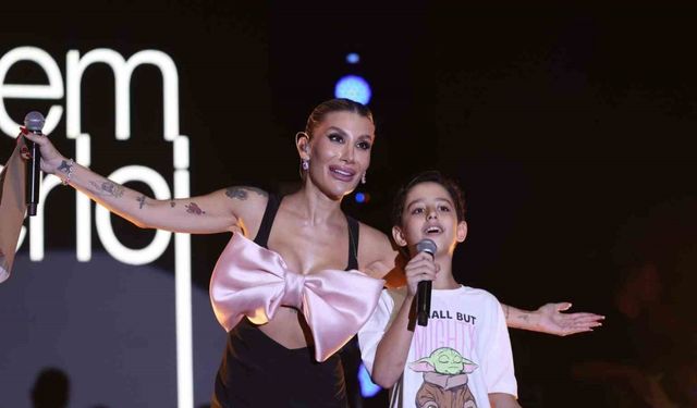 Tavas Zeybek Festivalinde İrem Derici fırtınası esti