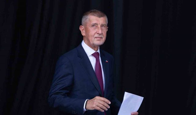 Çekya’nın eski Başbakanı Babis’e miting sırasında koltuk değnekli saldırı