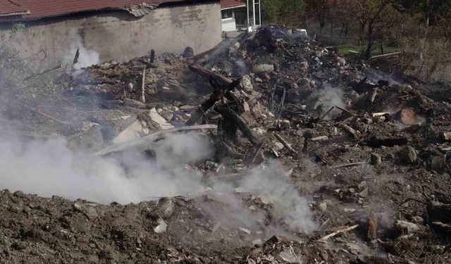 6 ev ve 1 samanlık küle dönmüştü: Geriye sadece moloz yığınları kaldı