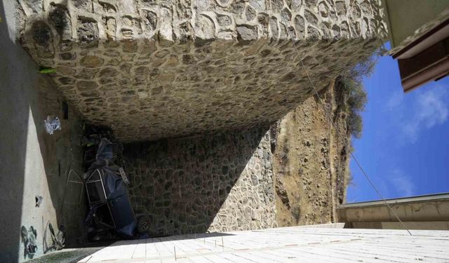 Otomobil 15 metrelik uçurumdan düştü: Sürücü yaralı kurtuldu