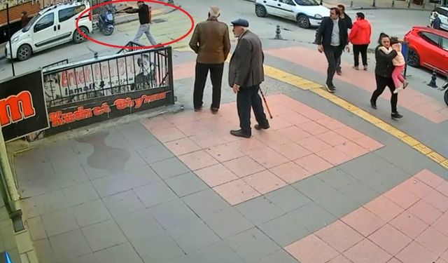 Sokak ortasında husumetlisine defalarca ateş etti