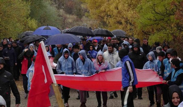 Yağmur altında İstiklal mücadelesi ruhunu yaşattılar