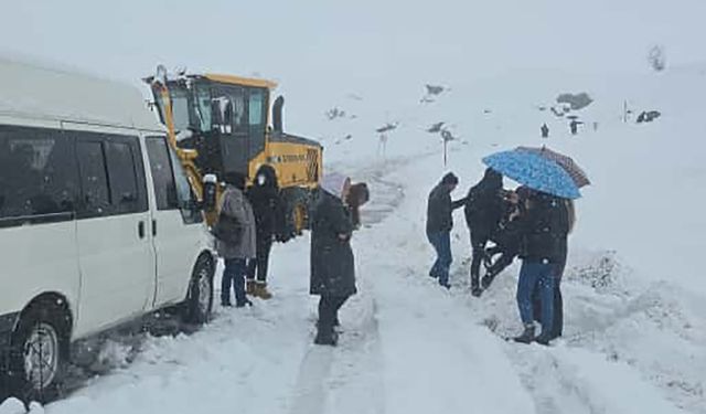 2600 rakımlı bölgede karda mahsur kalan yolcuları belediye ekibi kurtardı