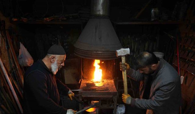 63 yaşındaki Halit Pınar yarım asırlık demircilik geleneğini yaşatıyor