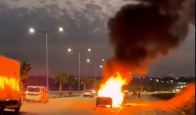Adana'da seyir halindeki otomobil alev alev yandı