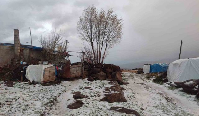 Afyonkarahisar'ın 1300 rakımlı yaylasına mevsimin ilk karı düştü