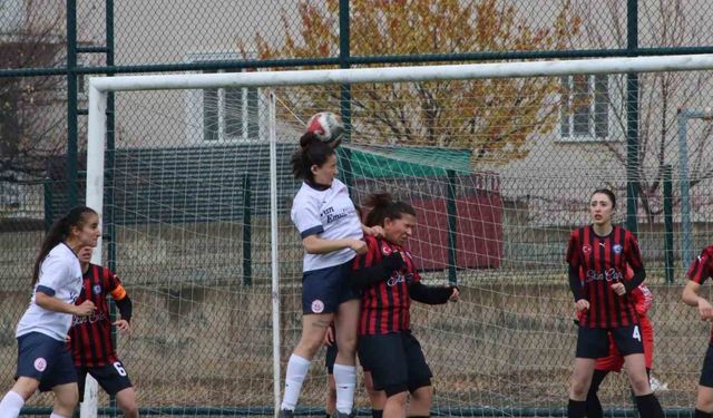 Ağrı Kadın Futbol Takımı, Erzincan’ı 5-0 mağlup etti