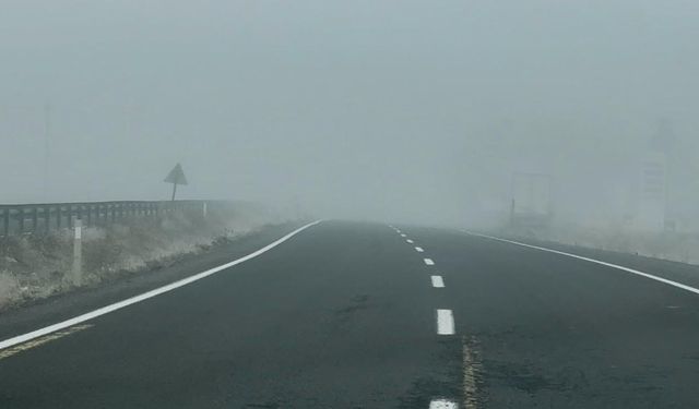 Ağrı’nın Patnos ilçesinde yoğun sis ulaşımı olumsuz etkiliyor