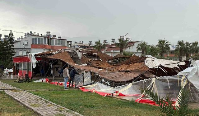 Akdeniz'de hortum kıyı şeridini vurdu: İş yerleri ve evler zarar gördü