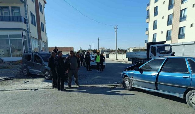 Aksaray’da hafif ticari araç ile otomobil çarpıştı: 7 yaralı