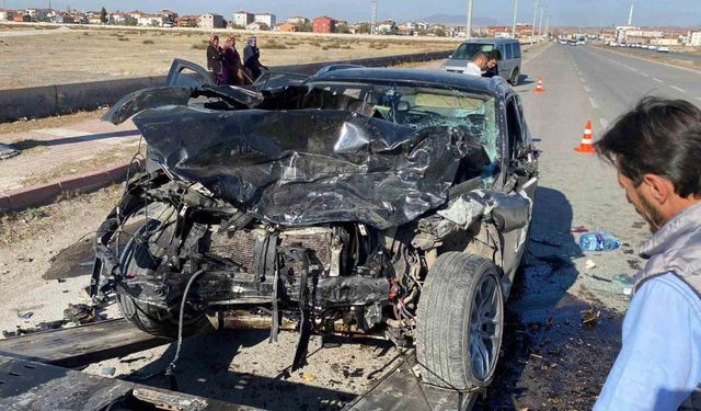 Aksaray’da otomobiller kafa kafaya çarpıştı: 2 ağır yaralı