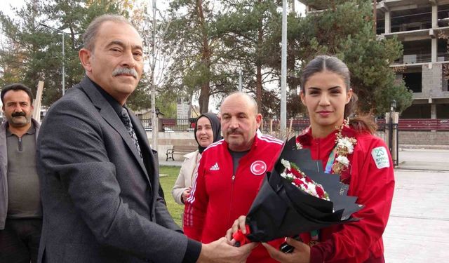 Altın madalyalı boksör Evin Erginoğuz çiçeklerle karşılandı