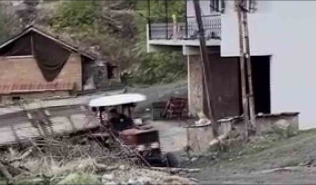 Amasya’da pancar yüklü traktör römorku devrildi, kaza anı kamerada
