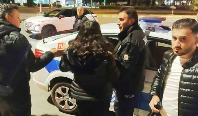 Anne ve baba, avukat kızlarını taksi durağına kilitledi