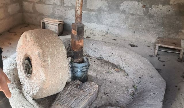 Ardanuç’ta 80 yıllık değirmen geleneksel yöntemlerle üretim yapıyor