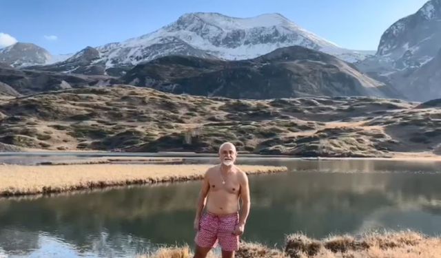 Artvin’de Giresunlu bir dağcı Arsiyan Yaylasında buz gibi gölde yüzdü