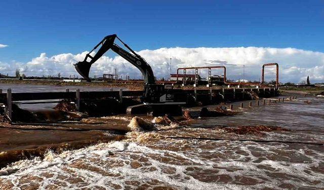 Ayvacık'ta taşan çay için çalışmalar devam ediyor