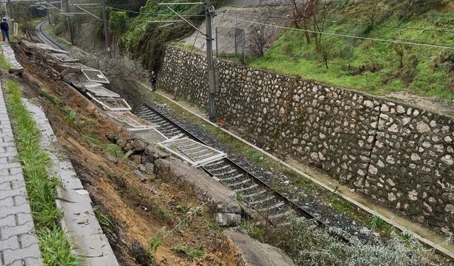 Bandırma'da tren yolu istinat duvarı çöktü