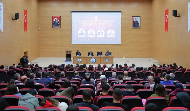 Bayburt’ta ‘Cumhuriyetin İkinci Asrında Türkiye Yüzyılı’ paneli düzenlendi