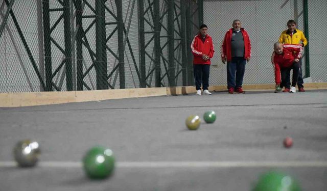 Bayburt’ta düzenlenen bocce maçında huzurevi sakinleri hünerlerini sergiledi