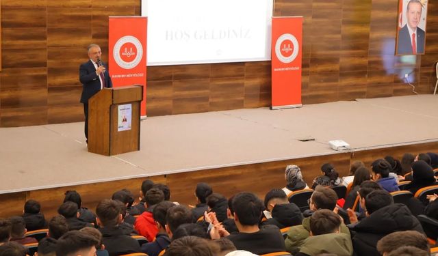 Bayburt'ta lise öğrencilerine 'Gençlik ve Sorumluluk Bilinci' konferansı verildi