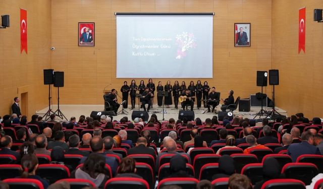 Bayburt’ta Öğretmenler Günü düzenlenen programla kutlandı
