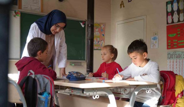 Bayburt’un dağ köyünün hem öğretmeni hem gelini: Zahide öğretmen 3 öğrencisine ışık oluyor