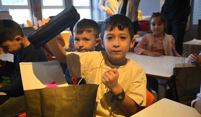 Beşiktaşlılar derneğinden deprem bölgesindeki çocuklara hediye