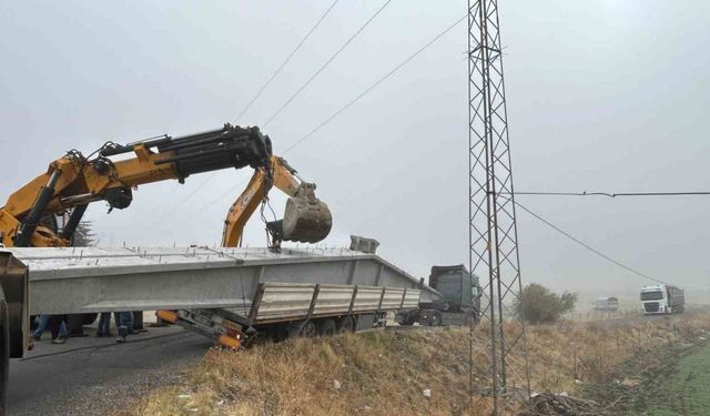 Bingöl’de virajı alamayan tır yan yattı