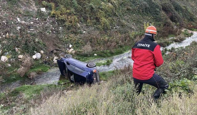 Bolu’da kontrolden çıkan otomobil, dereye uçtu: 2 yaralı