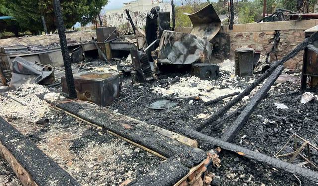 Bozcaada'da çıkan yangında otel kullanılamaz hale geldi