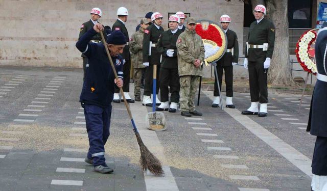 Buğdaylar ayak altında kalmasın diye zamanla yarışıp tören alanını temizledi: "Buğday nimettir, ekmektir"
