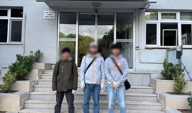 Çanakkale'de jandarmadan göçmen kaçakçılığı operasyonu: 3 organizatör ile 27 kaçak göçmen yakalandı