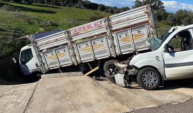 Çanakkale'de ticari araçla kamyonet çarpıştı; 2'si ağır, 5 yaralı