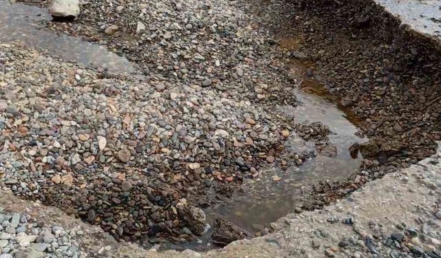 Çanakkale'de yaşanan sağanak yağış nedeniyle Kadırga Koyu sahil yolu kapandı
