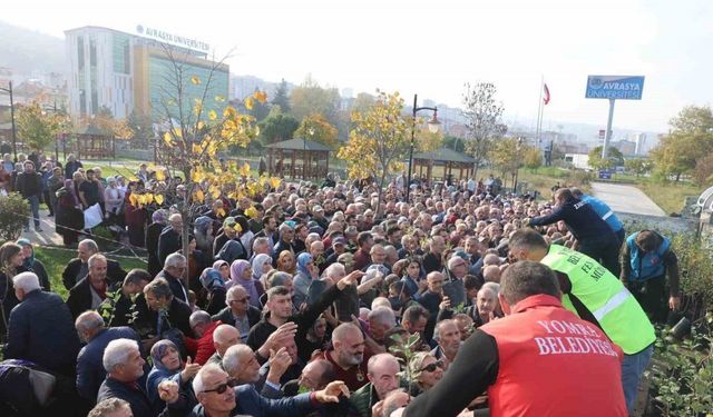Dağıtılan elma ve armut fidanlarından almak için birbirleri ile yarıştılar