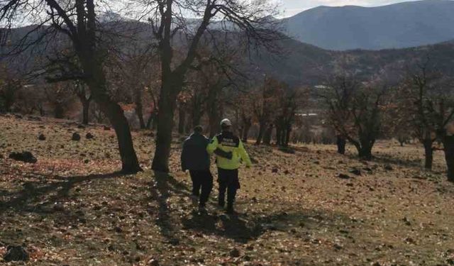 Dağlık alanda kaybolan genci jandarma buldu