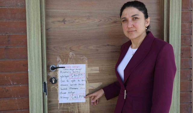 Depremzede öğrencilerin eğitim gördüğü kütüphaneye dadanan klima hırsızlarına not asıp 'Lütfen Çalma' diyerek seslendiler