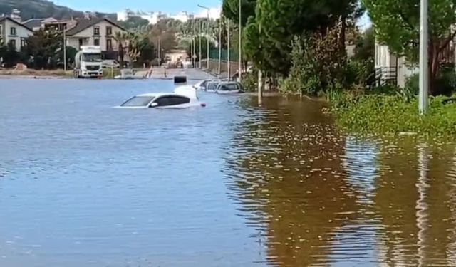 Dikili'de araçlar su altında kaldı