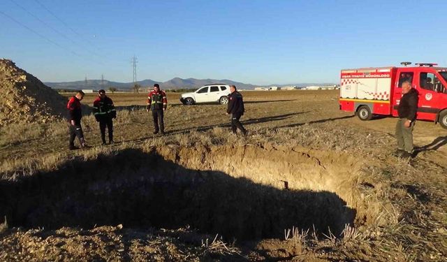 Dört metrelik çukura düşen keçi itfaiyece kurtarıldı