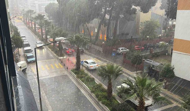 Edremit'te kuvvetli sağanak yağış etkili oluyor