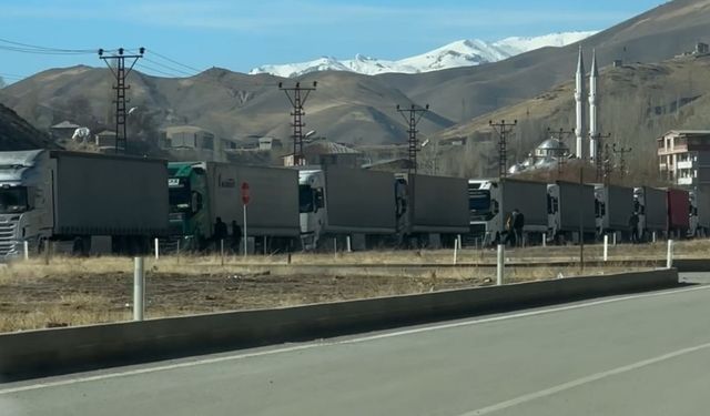 Esendere’de tır kuyruğu 2 kilometreyi buldu