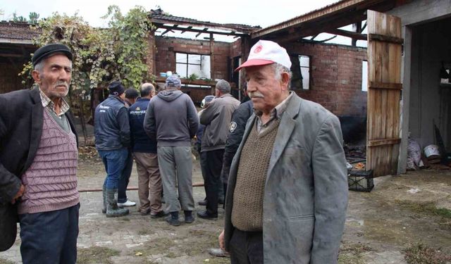 Evi yanan yaşlı çiftçinin biriktirdiği paralar ve eşyaları küle döndü
