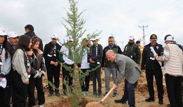 Fidanlar şehitler için toprakla buluştu