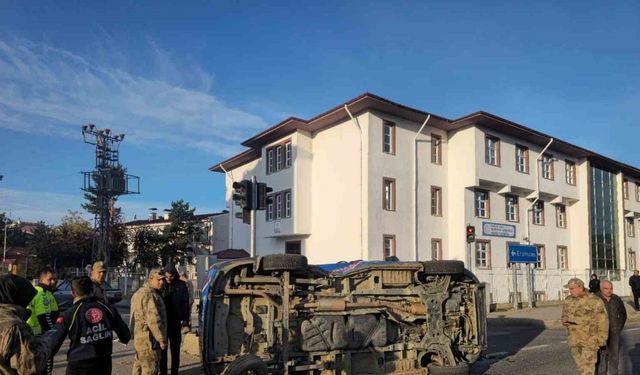 Gümüşhane’de belediye makam aracı ile jandarma minibüsü çarpıştı: 2 asker yaralandı