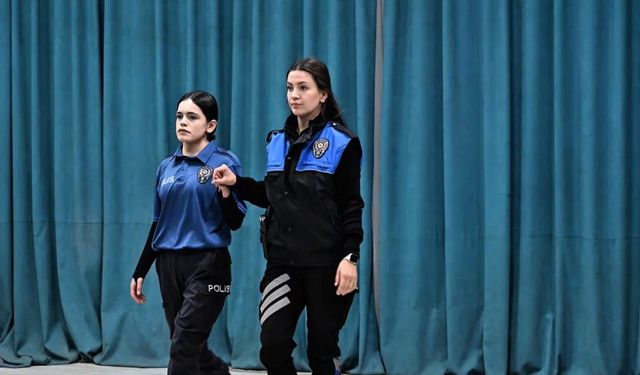 Hakkari polisinden kadın şiddetine karşı tiyatro ve sergi